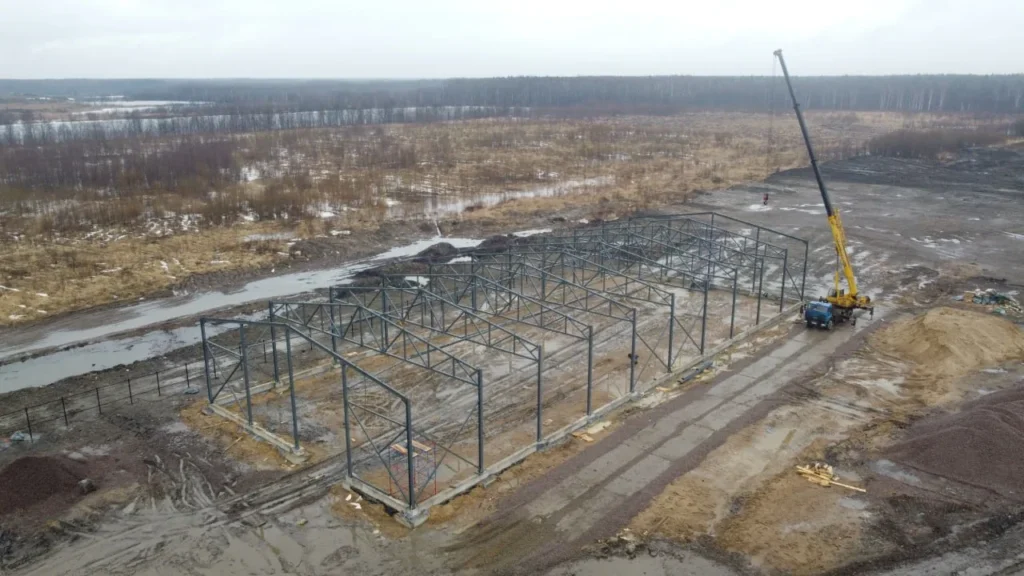Монтаж каркаса ангара на площадке, аэросъёмка