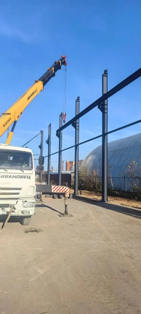 Автокран у колонн каркаса цеха 18×78 м